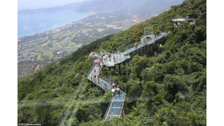 Cầu kính đi bộ vịnh Yalong lơ lửng trên những ngọn đồi xanh mát của Công viên Rừng Thiên